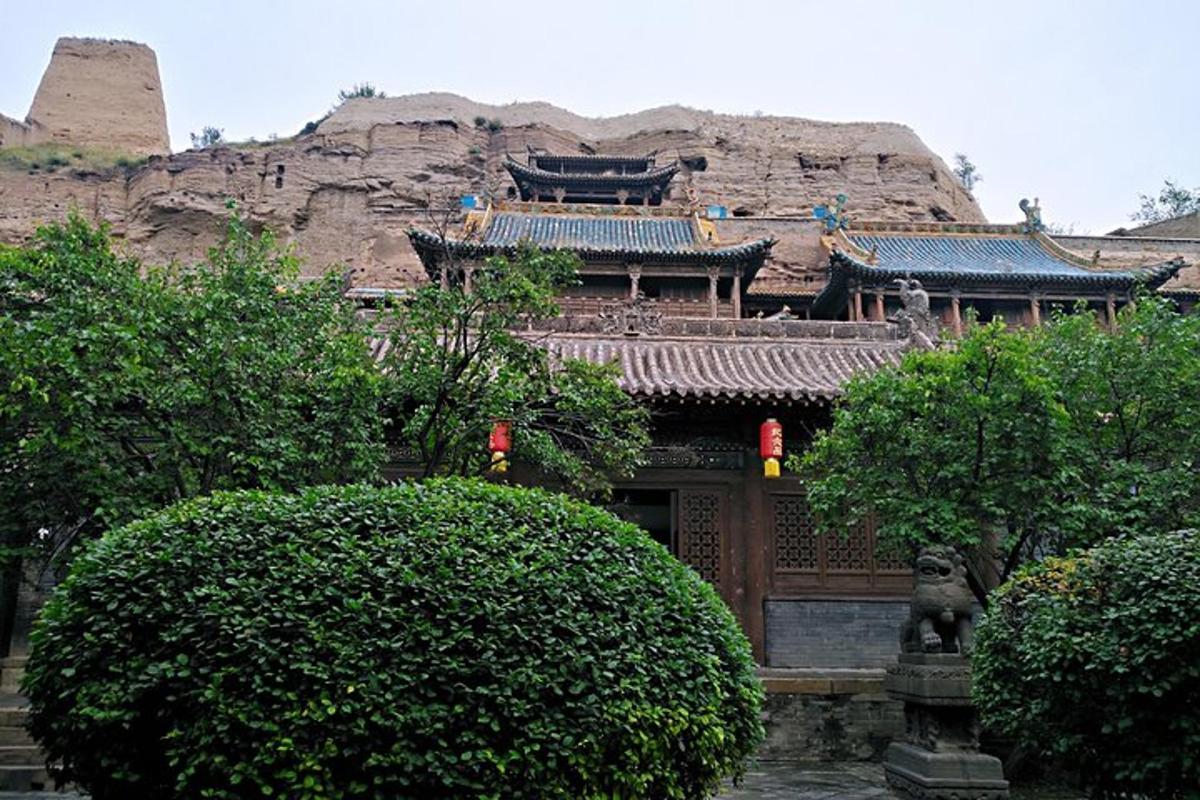 一座以山为背景的亚洲建筑