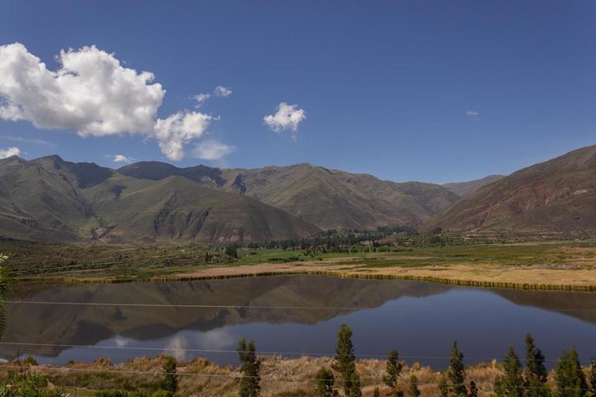 pemandangan danau dengan pegunungan di latar belakang