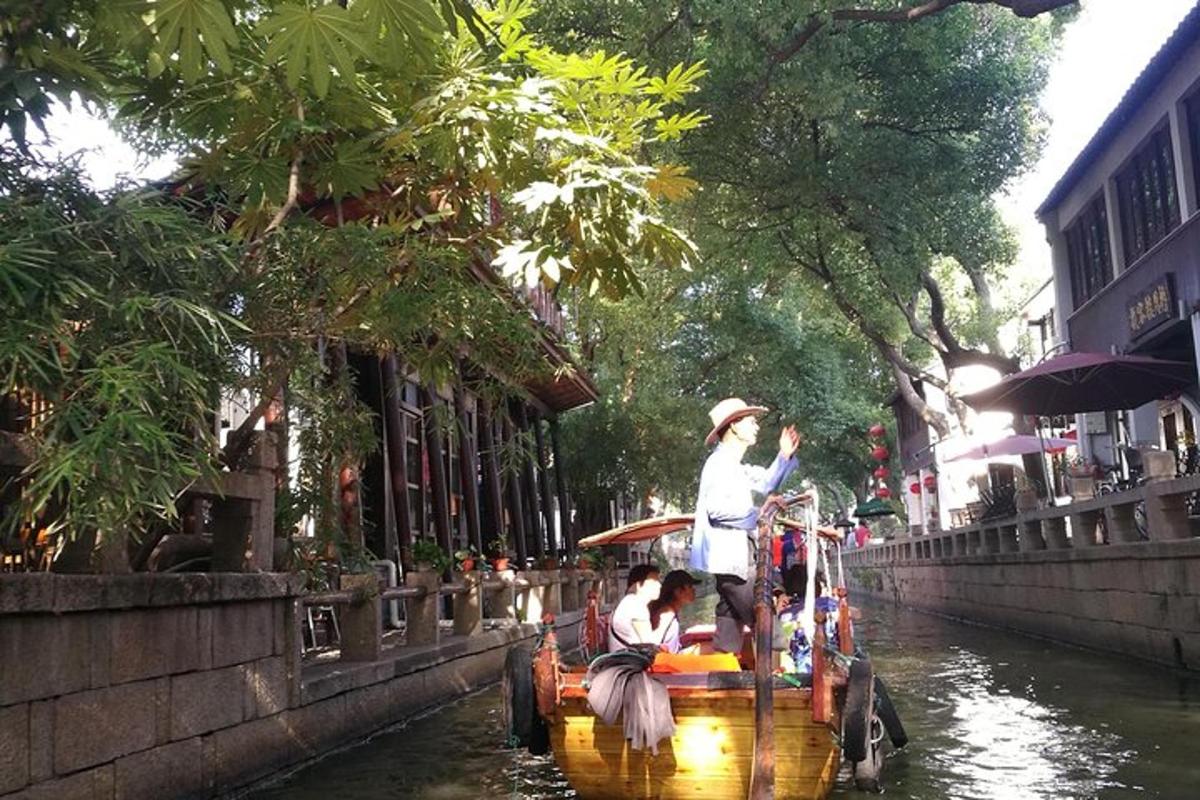 isang grupo ng mga tao na nakasakay sa isang bangka pababa sa isang kanal