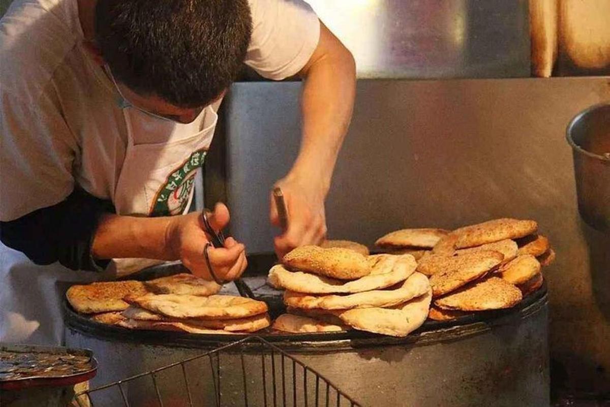 一名男子在烤架上准备一堆食物
