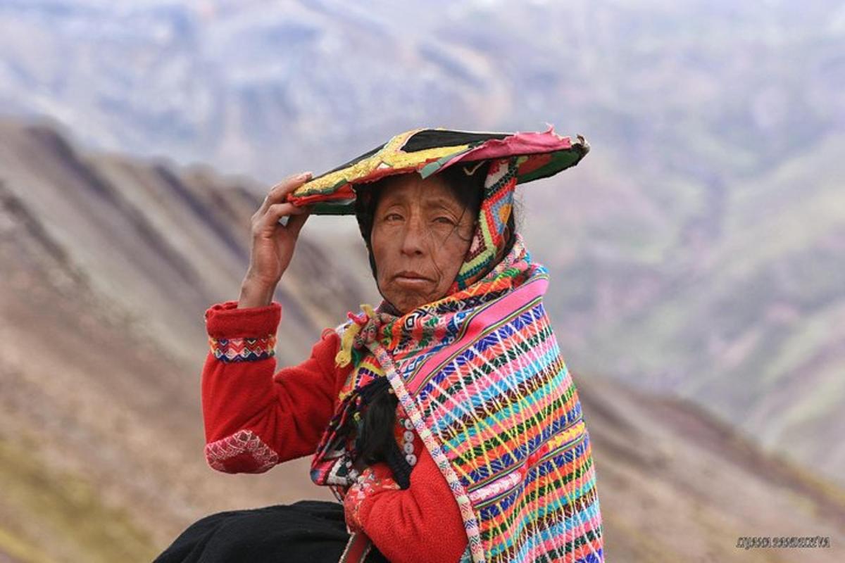 una donna che indossa un cappello in cima alla testa