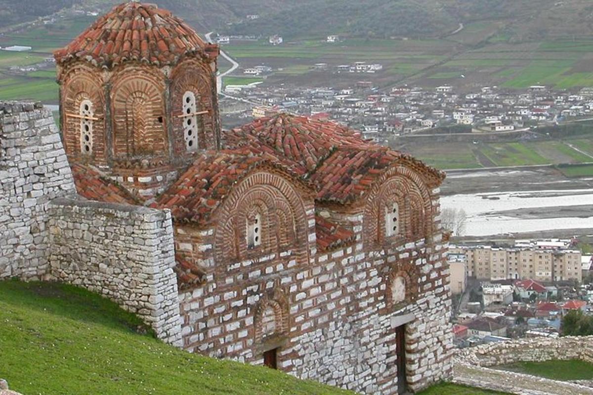 stara zgrada na vrhu brda