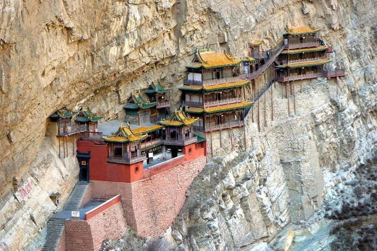 isang monasteryo na itinayo sa gilid ng bangin