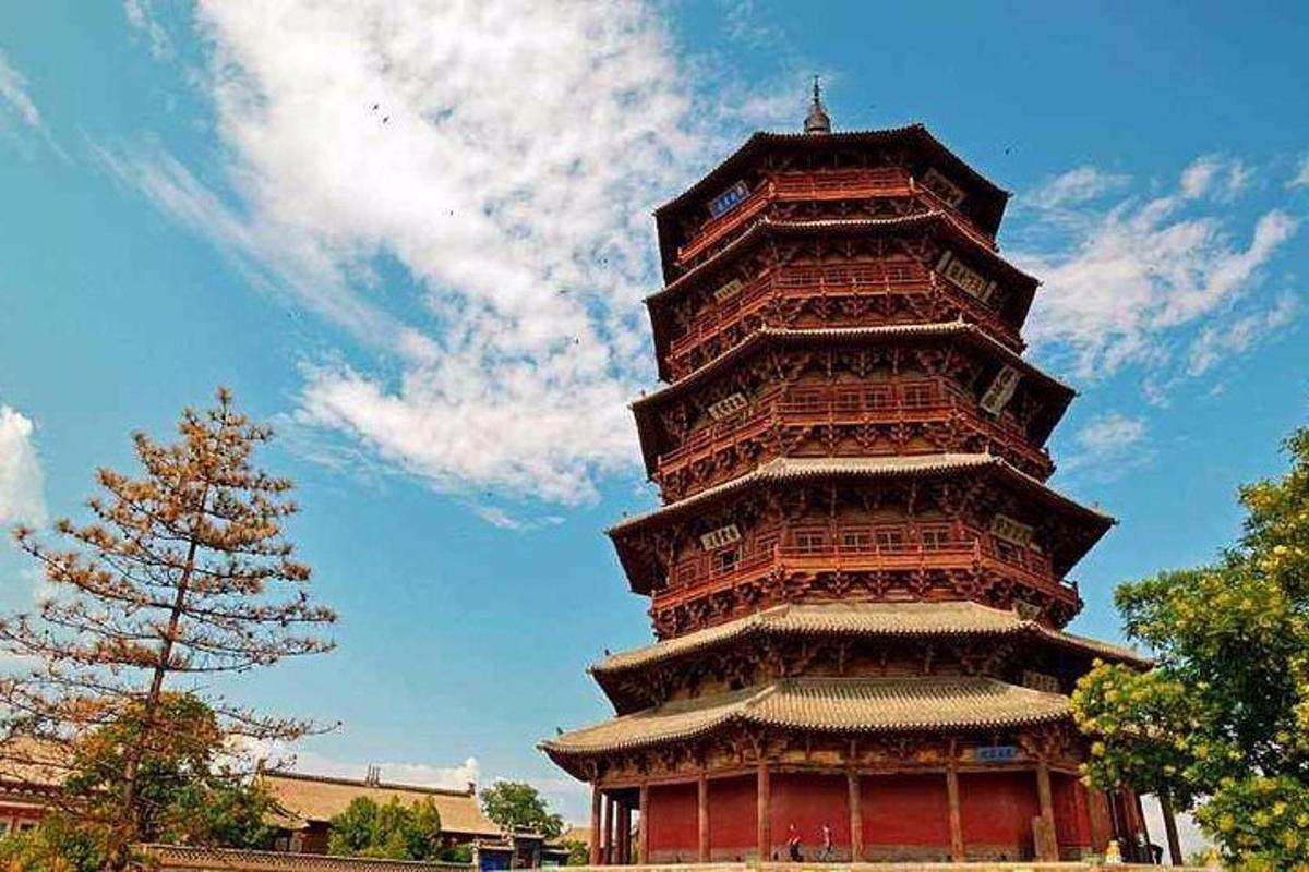 一座以天空为背景的高塔