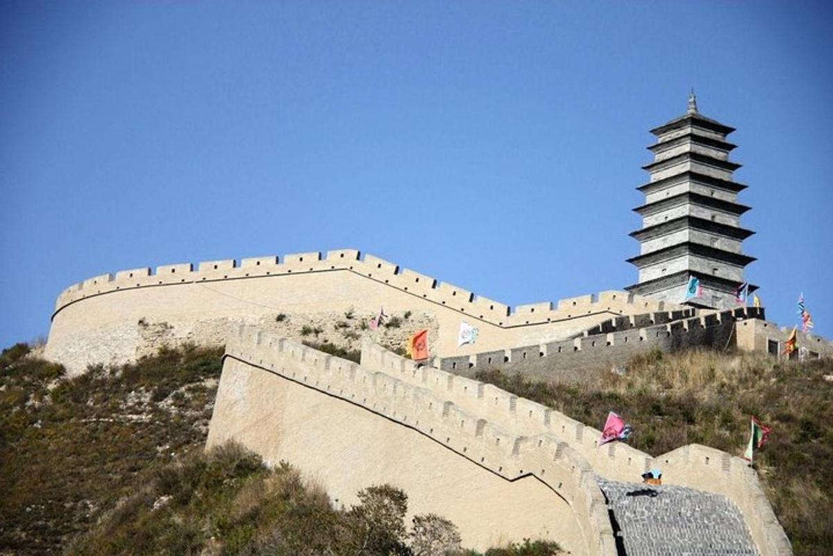 山上的一堵大墙和一座中国建筑