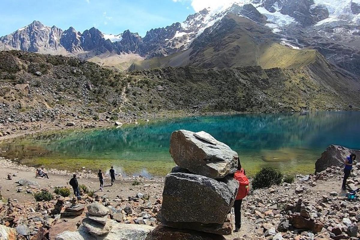 tumpukan batu yang terletak di atas gunung