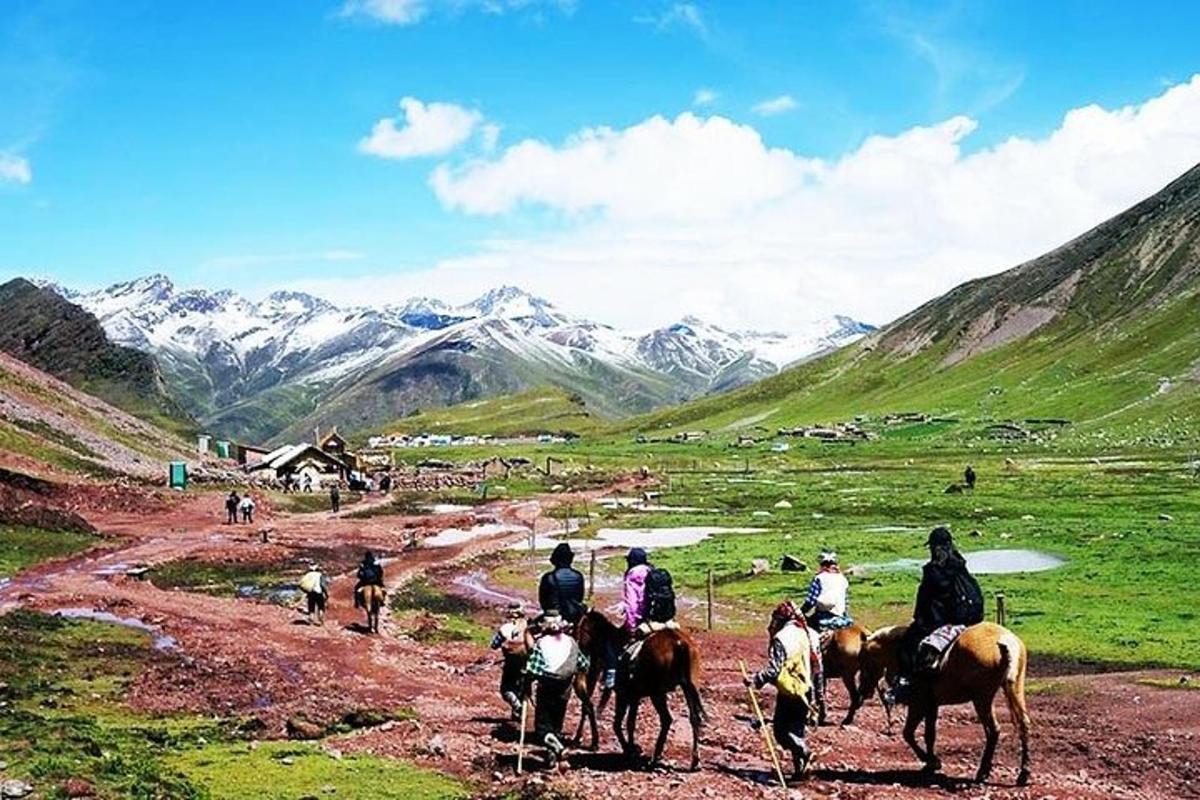 un gruppo di persone a cavallo su una strada sterrata