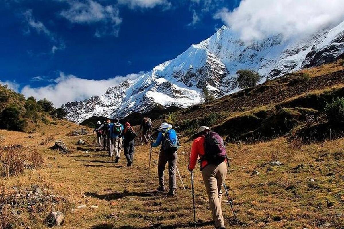 un gruppo di persone che camminano su un sentiero di montagna