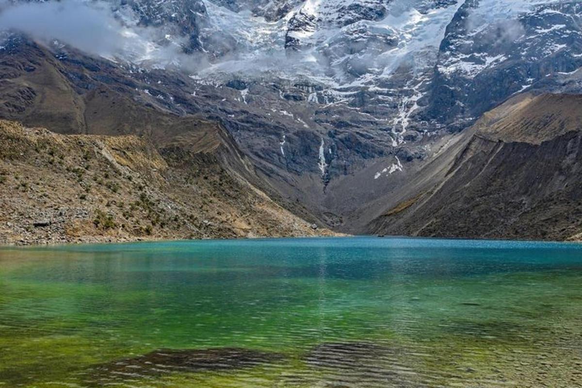 un lago di montagna in mezzo a una catena montuosa