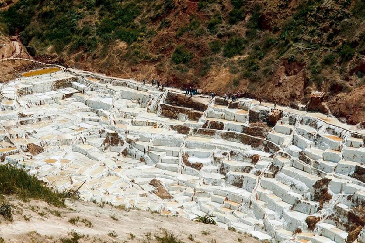 ένα μεγάλο αμφιθέατρο με κόσμο σε ένα βουνό
