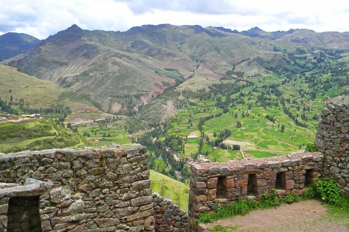 جدار حجري يطل على الجبل