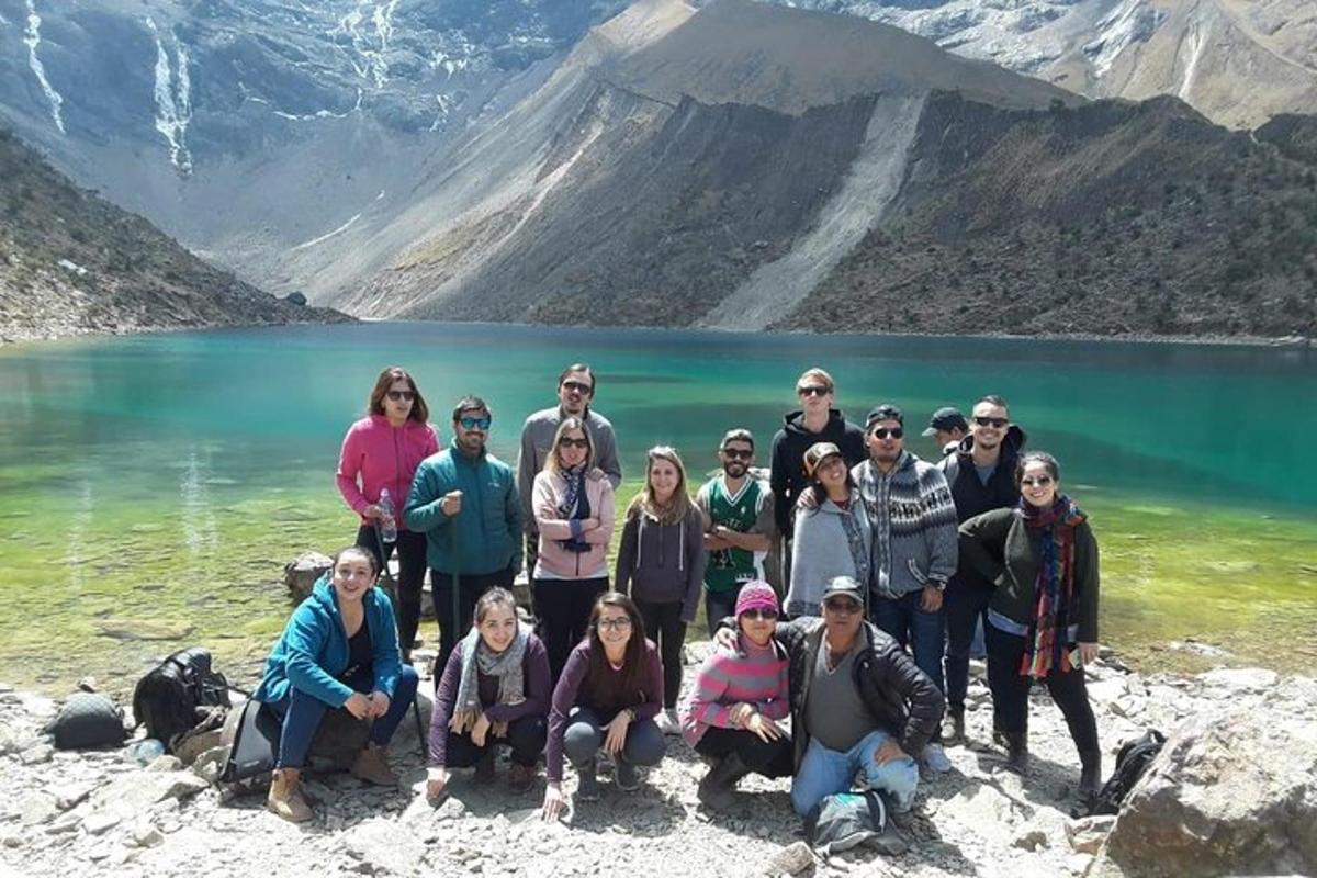 un gruppo di persone in posa davanti a un lago