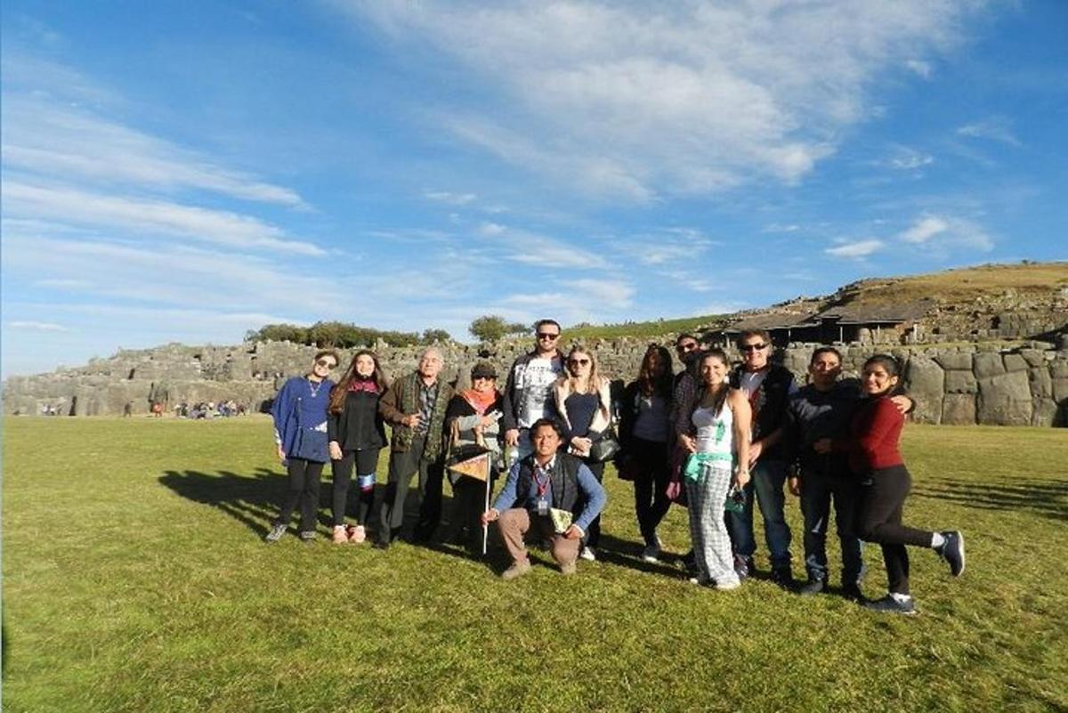 un gruppo di persone che posano per una foto in un campo