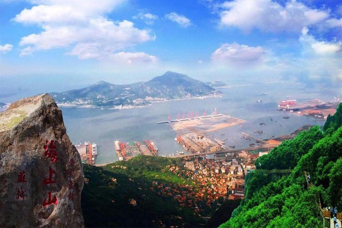 城市和水域的景色