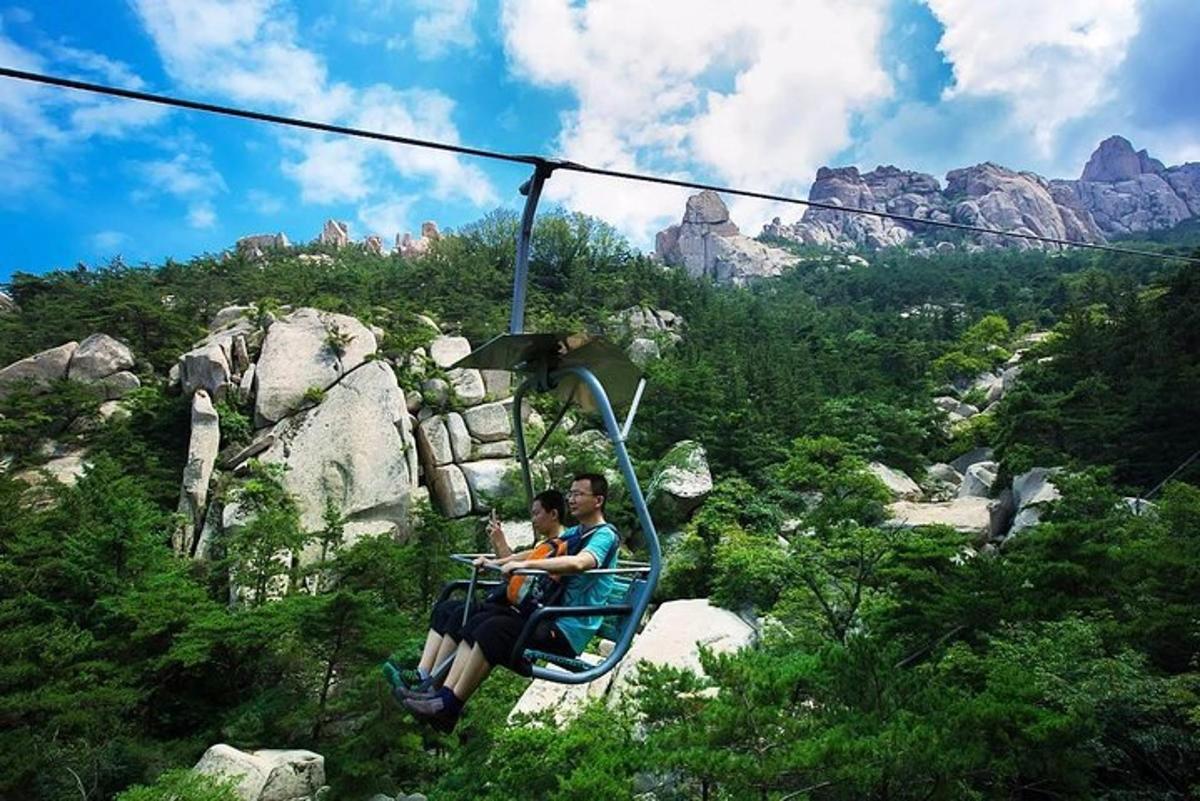 两个人乘坐缆车翻山越岭
