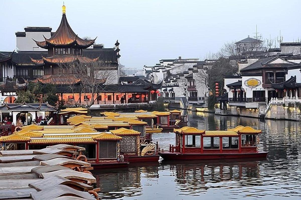 Un grupo de barcos en un río con edificios.