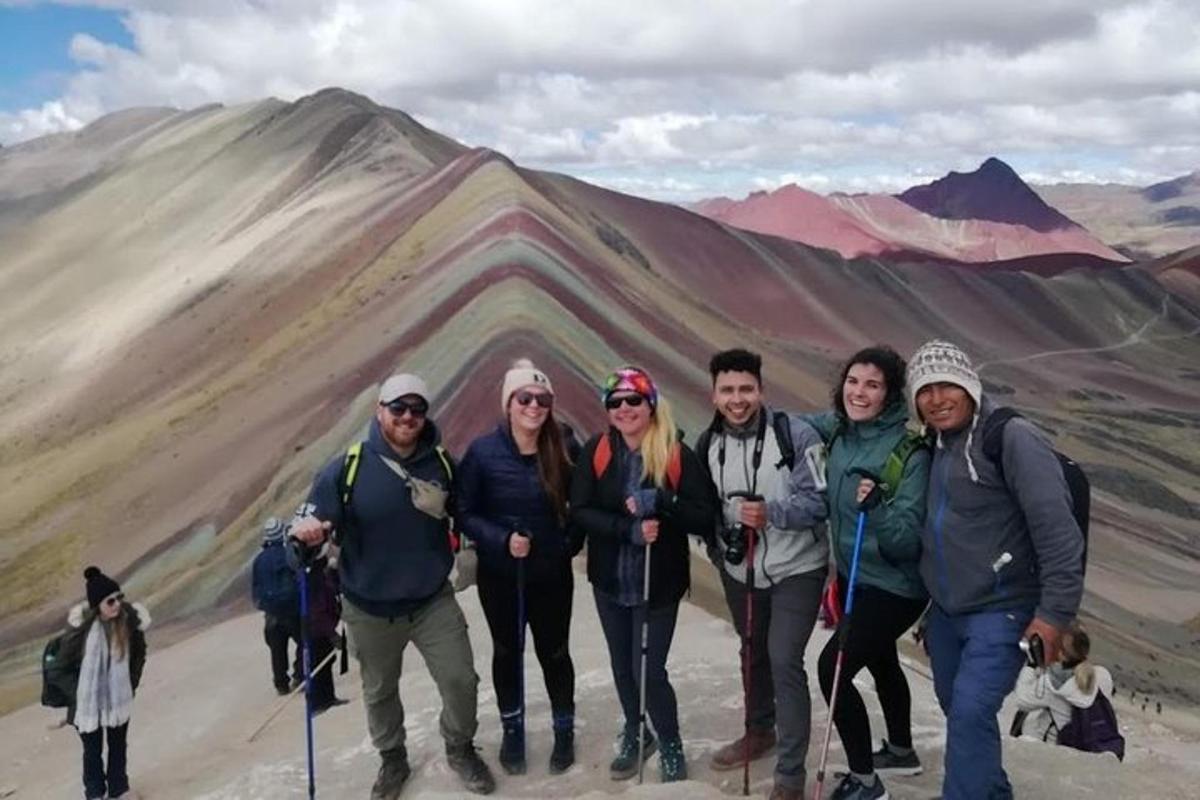 un grup de persones dempeus davant d'una muntanya
