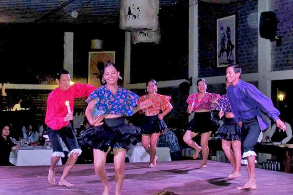 isang grupo ng mga taong sumasayaw sa isang entablado