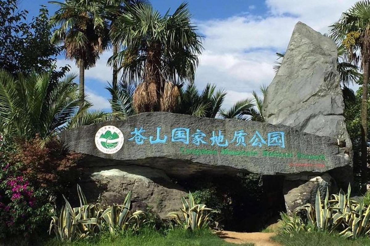 znak za park s palmami in skalo