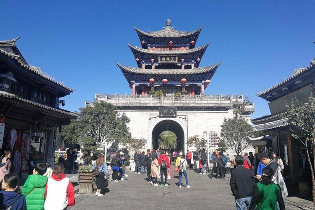 一群人站在塔前