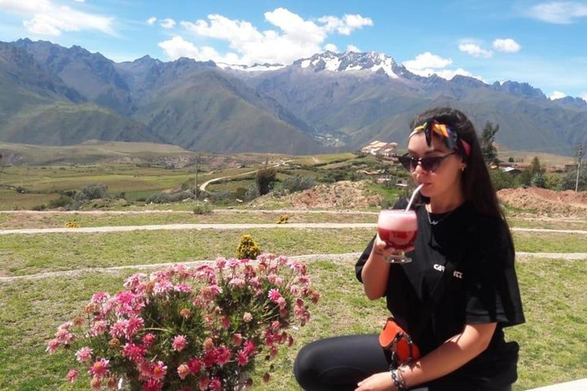 una donna che beve un bicchiere di vino con una cannuccia