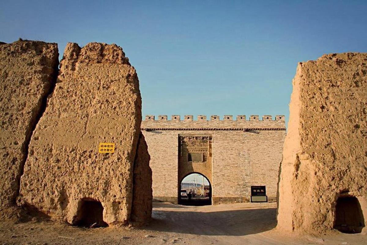un edificio con due grandi rocce di fronte