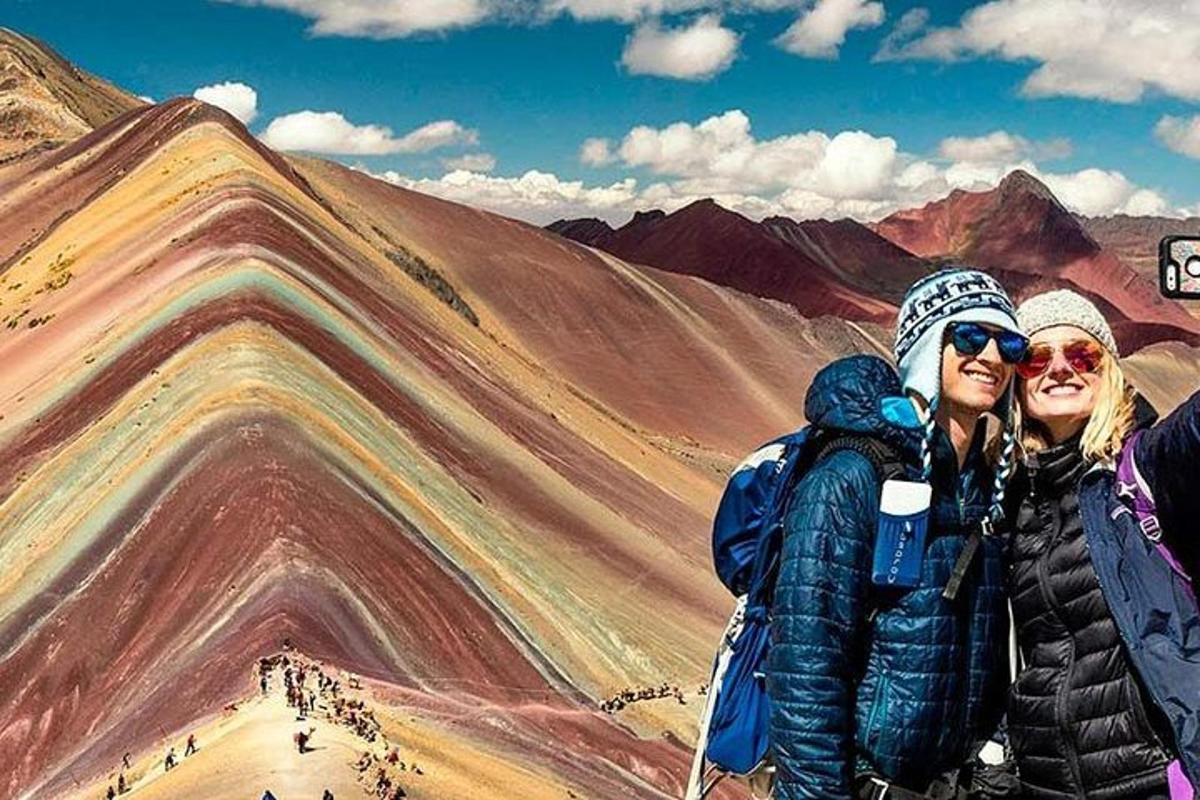 tveir menn standa á fjallstindi
