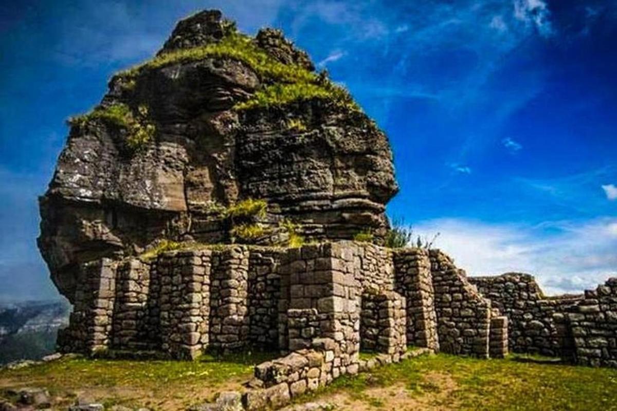 um muro de pedra com uma grande rocha