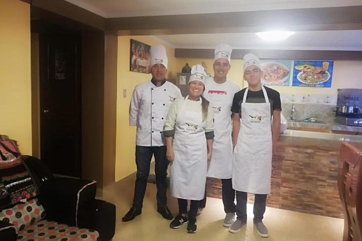một nhóm đầu bếp tạo dáng chụp ảnh trong bếp