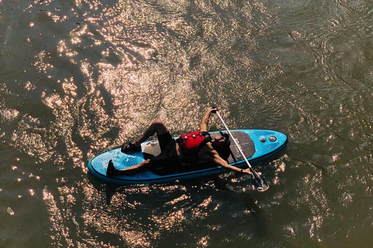 une personne sur une planche à pagaie dans l'eau