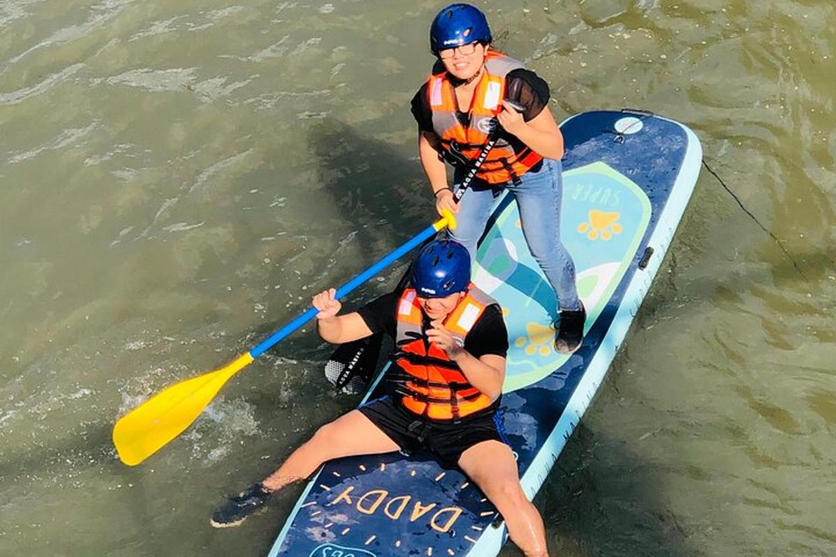 dva muži na paddleboardu ve vodě