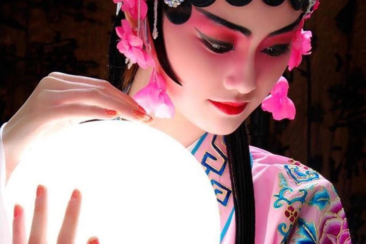 eine Frau trägt einen Kimono mit rosa Blumen auf