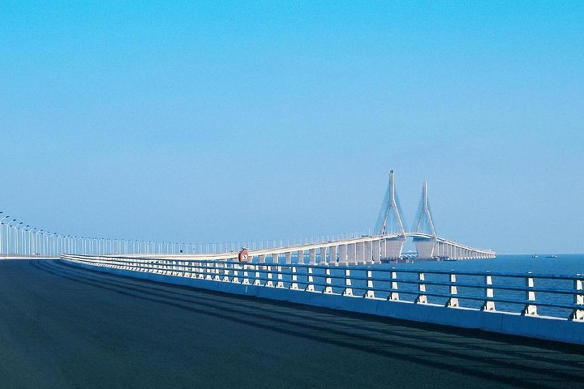 Velký most přes oceán s modrou oblohou