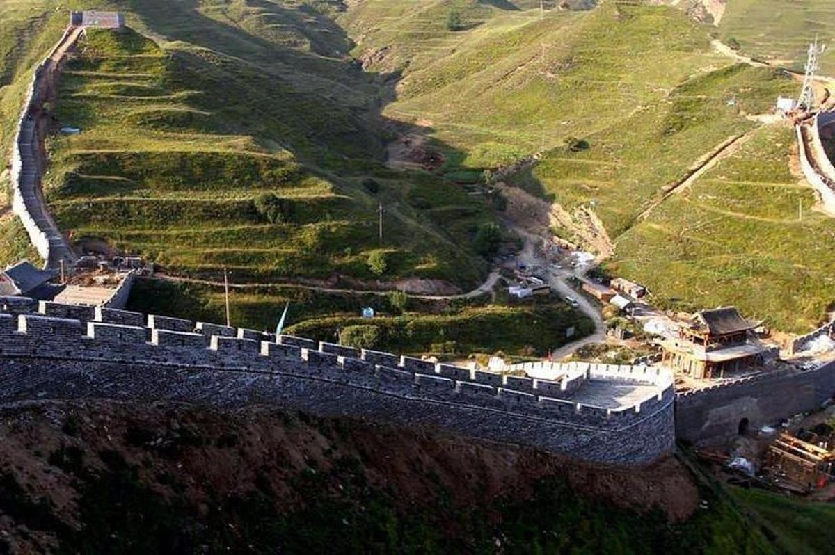 山上桥梁的鸟瞰图