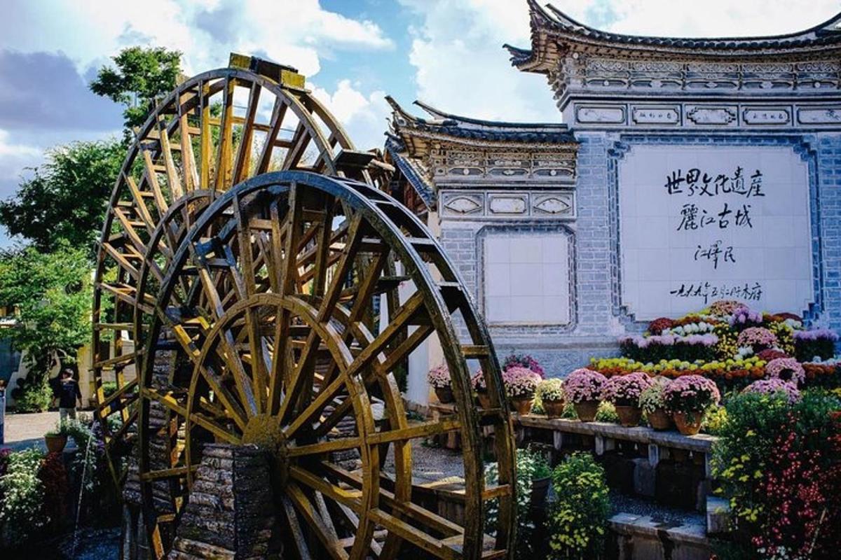 一栋鲜花盛开的建筑物前的木轮