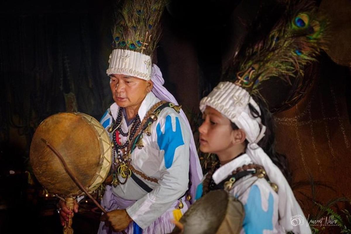 isang lalaki at isang batang lalaki na nakasuot ng kasuotang katutubong amerikano