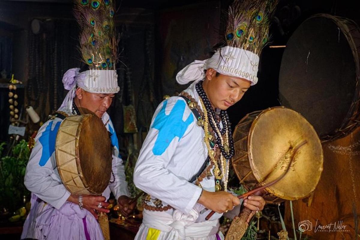 dalawang babaeng tumutugtog ng tambol sa isang pagtatanghal kasama