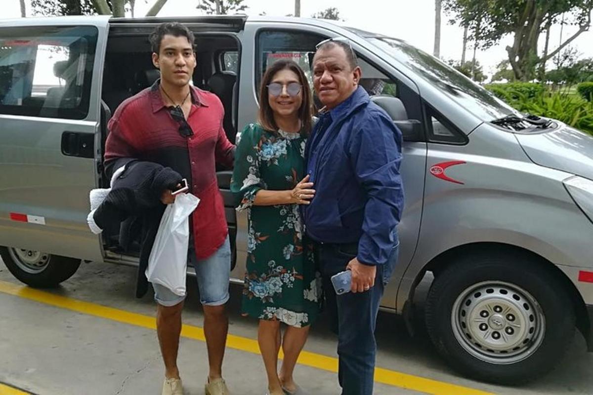 un gruppo di tre persone in piedi davanti a un furgone