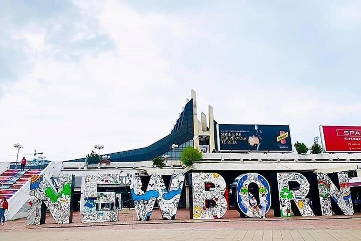 budova s graffiti na boku