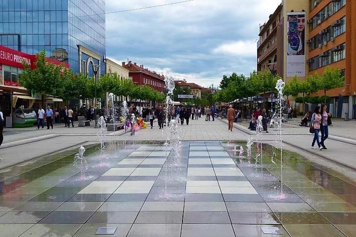 en fontän mitt på en stadsgata
