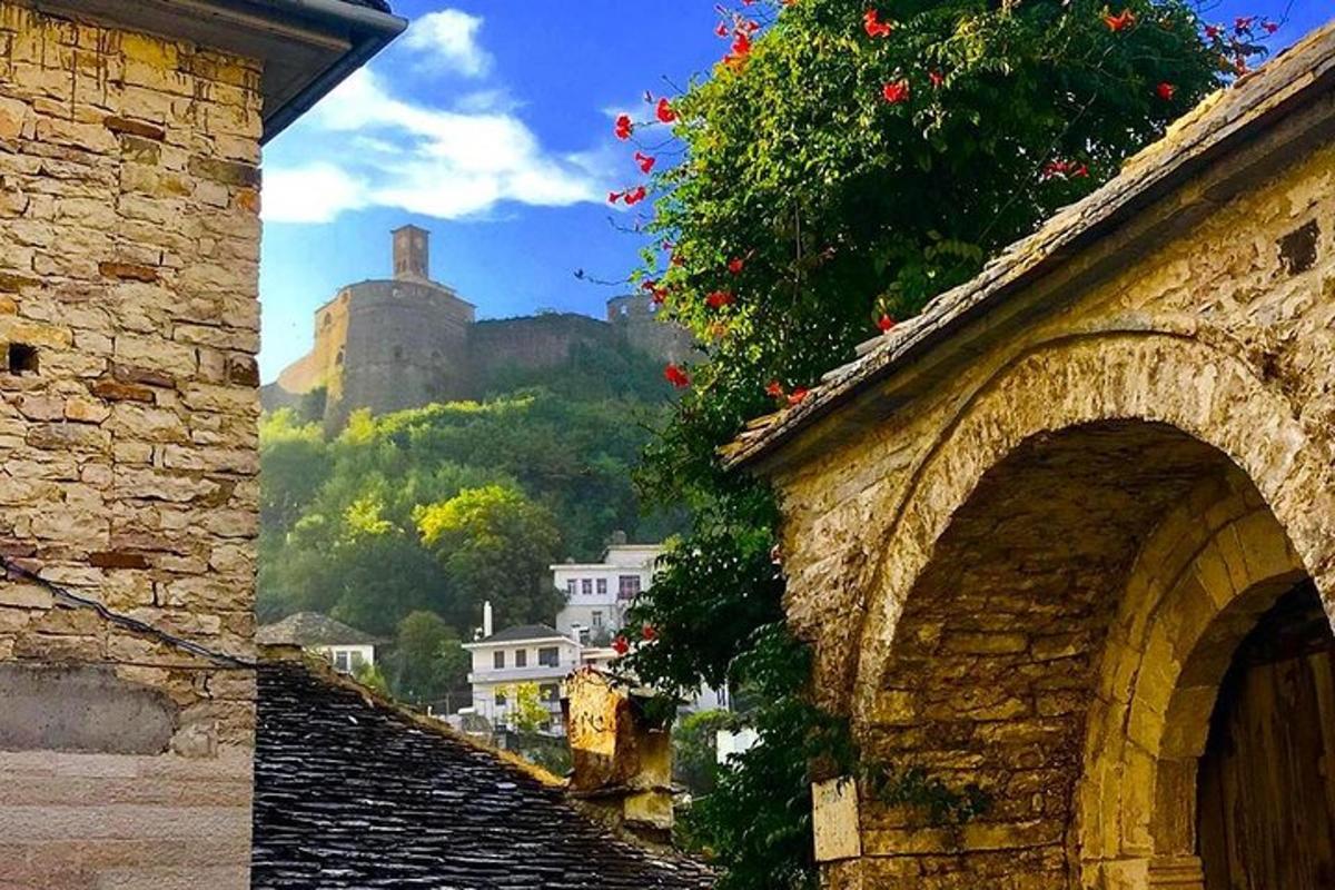 uma foto de uma cidade com um castelo ao fundo