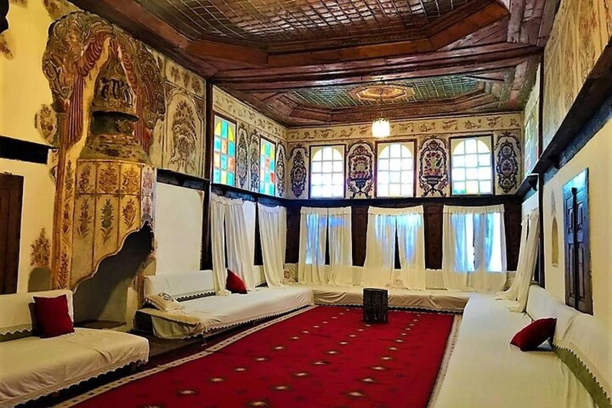 um quarto com duas camas e uma janela grande