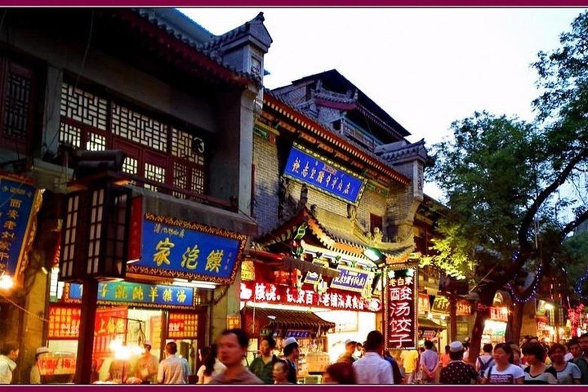 一群人走在街上，举着标语