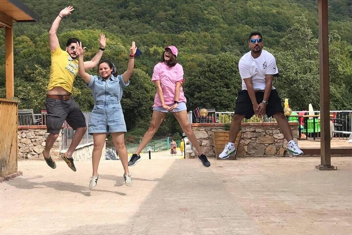 um grupo de pessoas pulando no ar