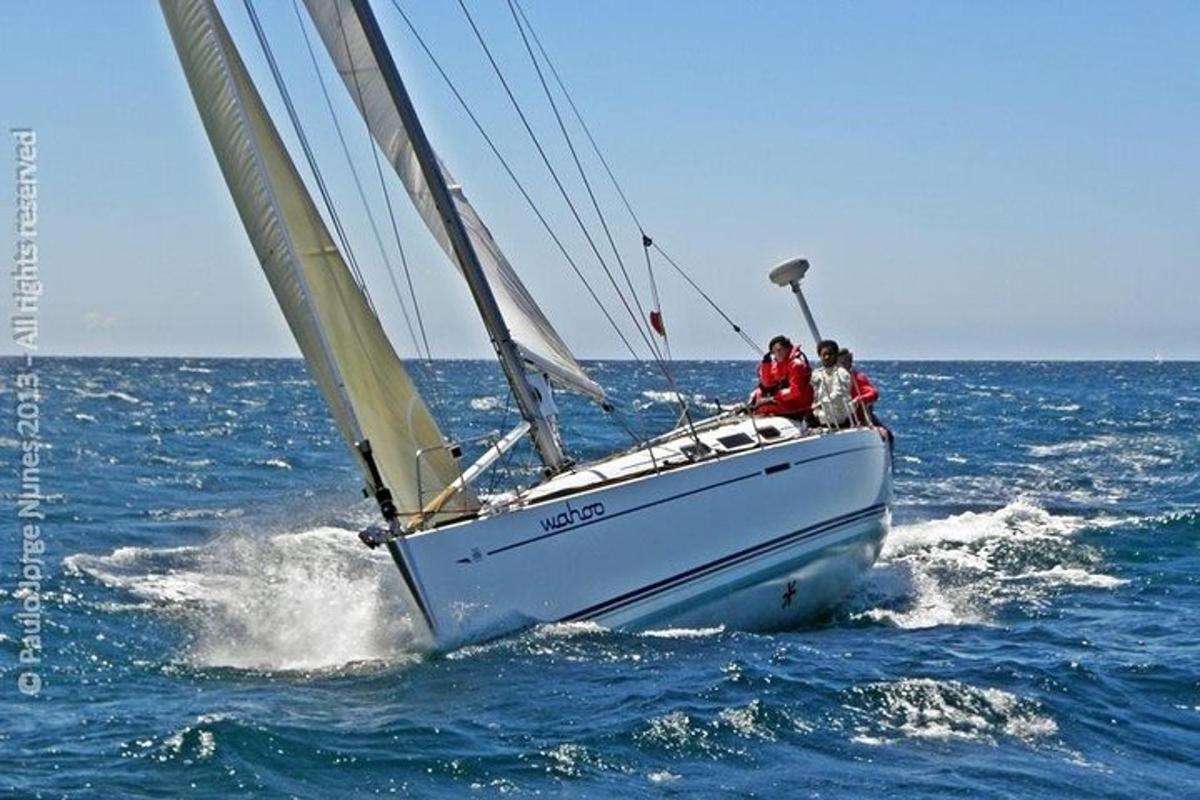 skupina lidí na plachetnici v oceánu