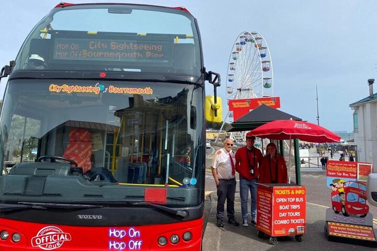 eine Gruppe von Menschen steht vor einem Bus