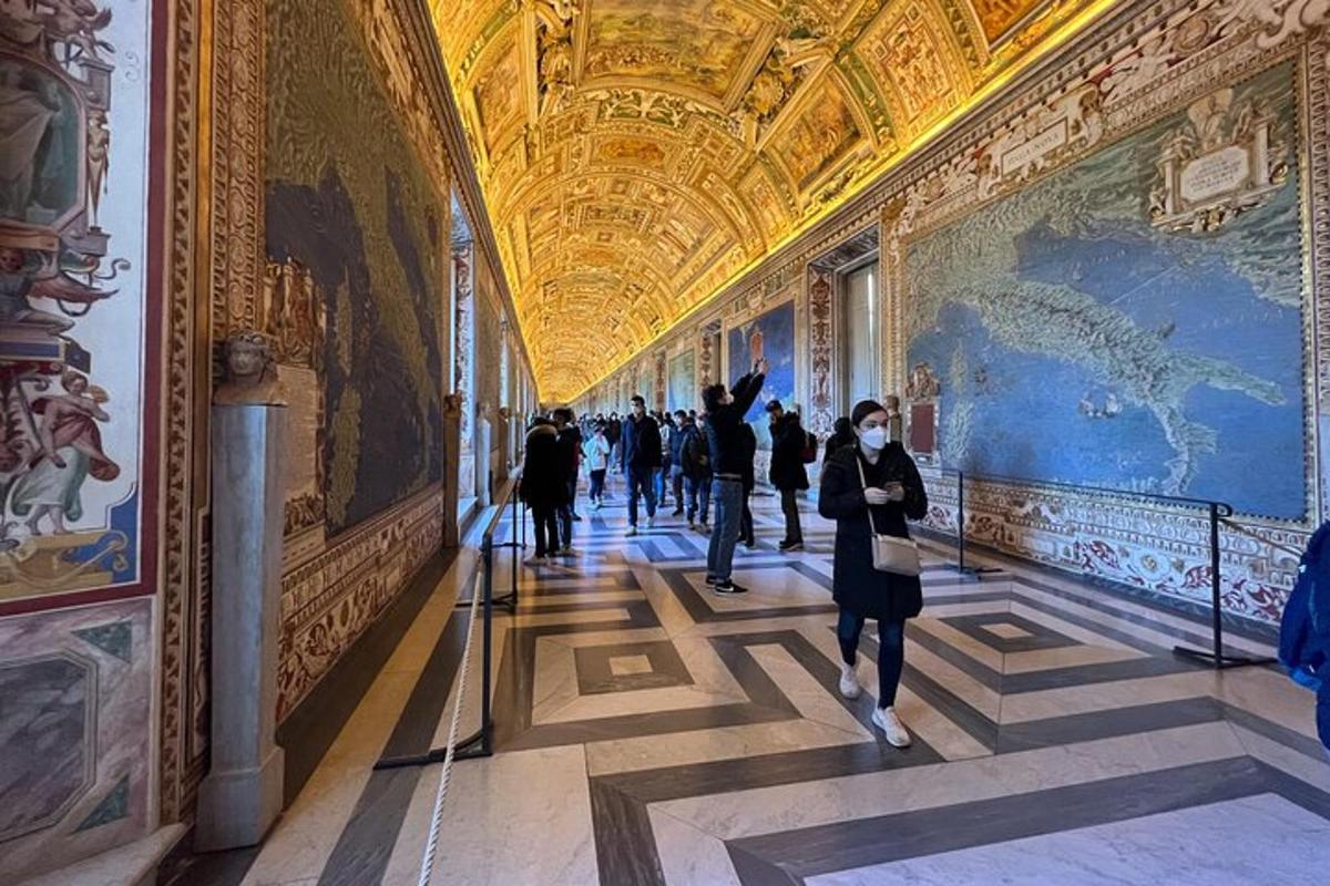 Gente caminando por un pasillo en un museo con pinturas.