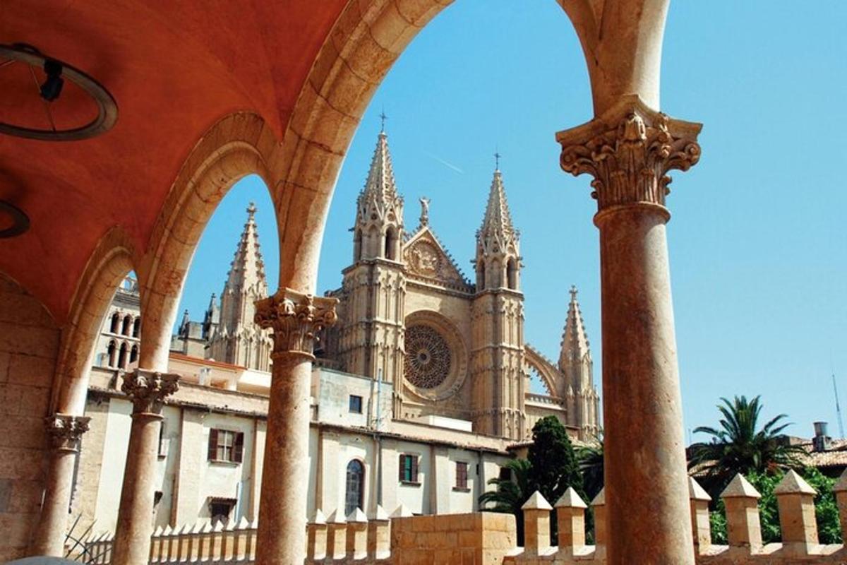 un edificio con un arco e un edificio con torri