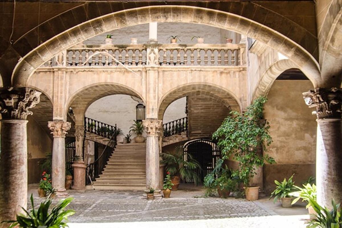 une arche avec un escalier dans un bâtiment