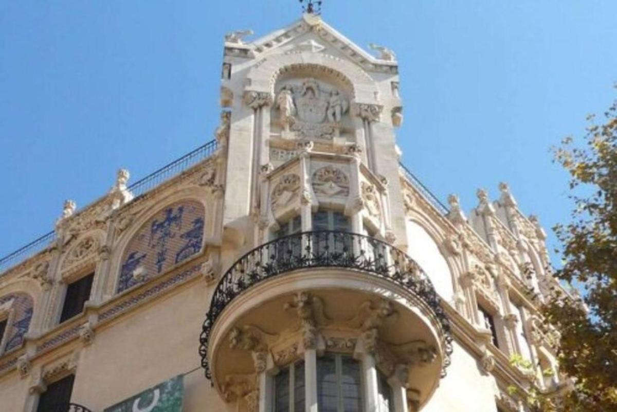un edificio con un balcone sul lato